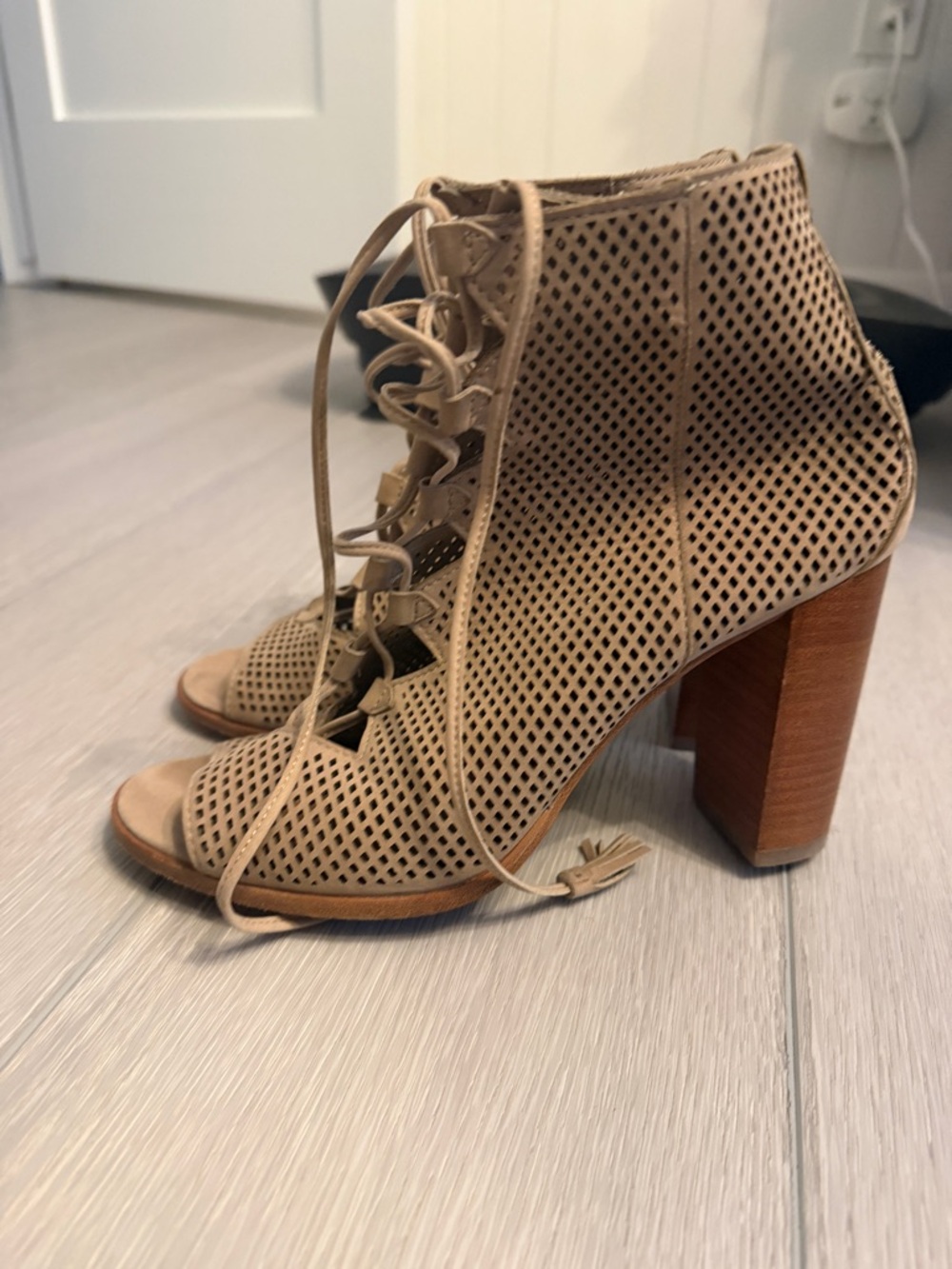 Frye Gabby Perforated Ghillie Corset Lace Up Booties Taupe Tan Size 9